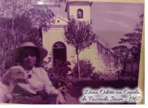 dona odette gomes pinto na capela da fazenda itaim em 1967