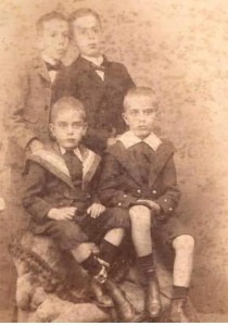 Filhos do Coronel Justiniano Whitaker de Oliveira e de Cândida Lacerda. Cyro e Justiniano atrás, Plínio e Ernani na frente. 